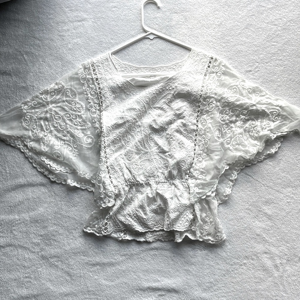 A beautiful white blouse for any occasion!